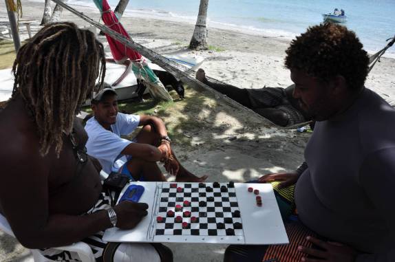 Jogo de damas depois do almoço, em Providencia, ilha colombiana no Caribe